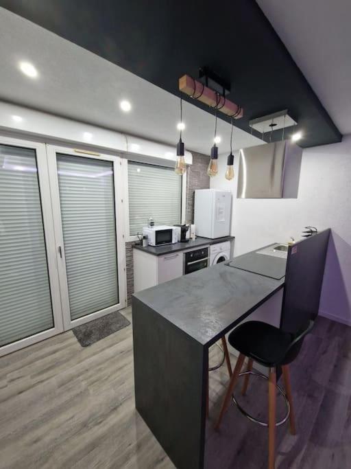 Logement Atypique & Parking Gratuit Жекс Екстер'єр фото
